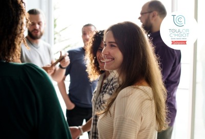 gros plan personnes discutant au sein d'un groupe